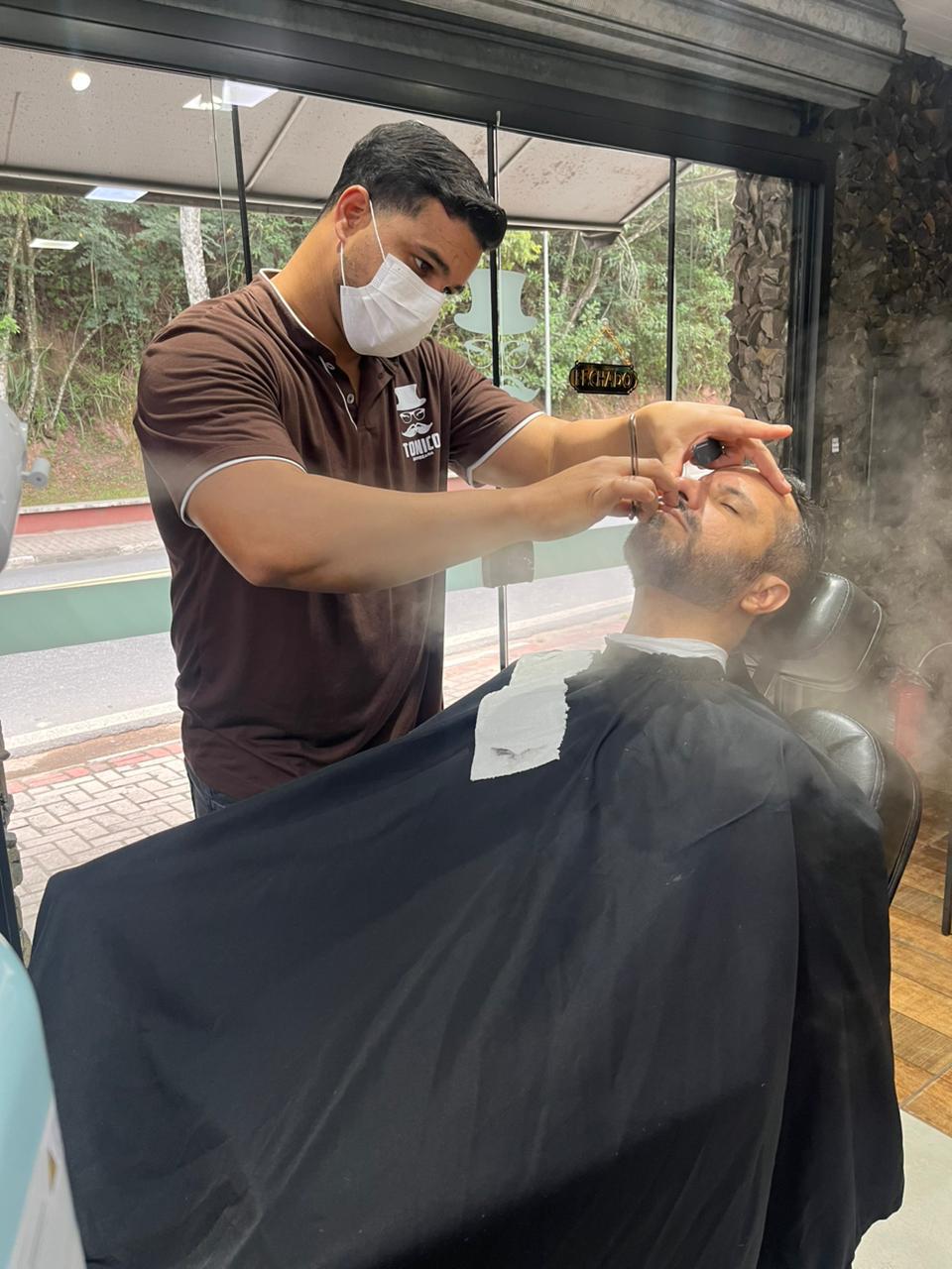 Tonico fazendo acabamento de barba